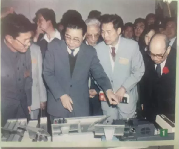 李鵬委員長(zhǎng)參觀(guān)西安儀表廠(chǎng)產(chǎn)品