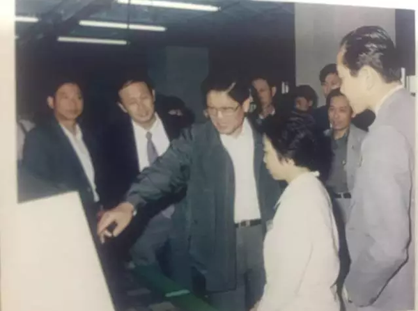 原國(guó)務(wù)委員李鐵映參觀(guān)西儀集團(tuán)