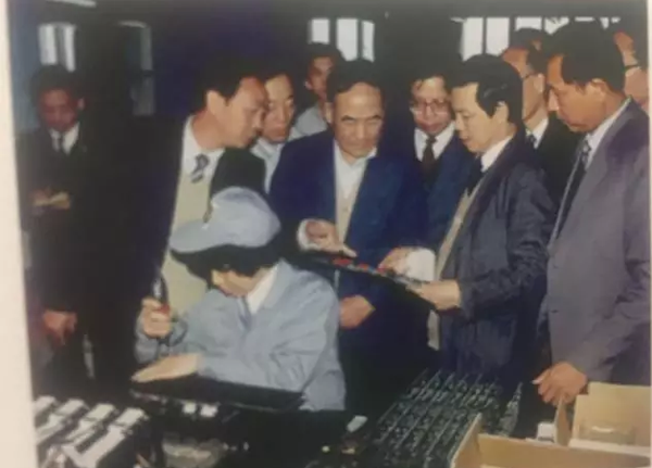 原機(jī)械工業(yè)部部長(zhǎng)何光遠(yuǎn)參觀(guān)西儀集團(tuán)產(chǎn)品