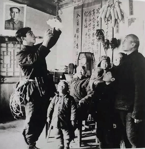 新中國(guó)成立時(shí)的電工在換燈泡 新中國(guó)成立時(shí)的電工在換燈泡